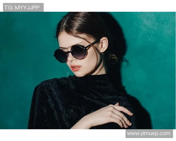 戴墨镜的足球女星展现独特魅力 足球场外的时尚与个性融合 戴墨镜的足球女星展现独特魅力 足球场外的时尚与个性融合