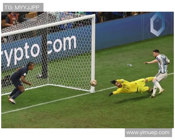 足球射门瞬间定格球星风采震撼壁纸展示技巧与力量的完美结合